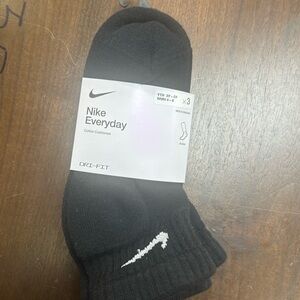 Nike Everyday Ankie socks
Size youth  3Y-5Y
Women’s    4-6
